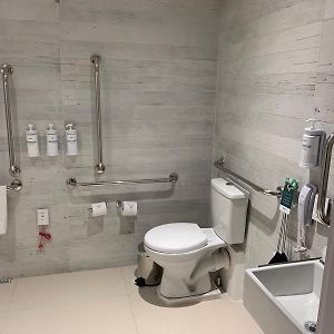 Habitación con Cama King Adaptada para Discapacitados